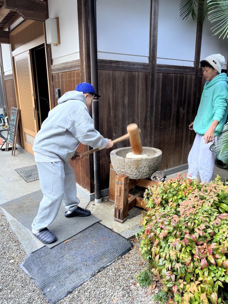 楽しいお餅つき